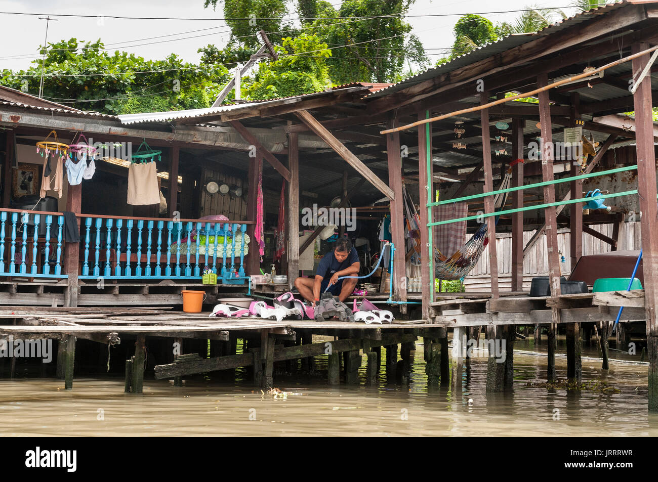 Typical wooden waterside houses on the Khlongs in Thonburi, Bangkok, Thailand Stock Photo
