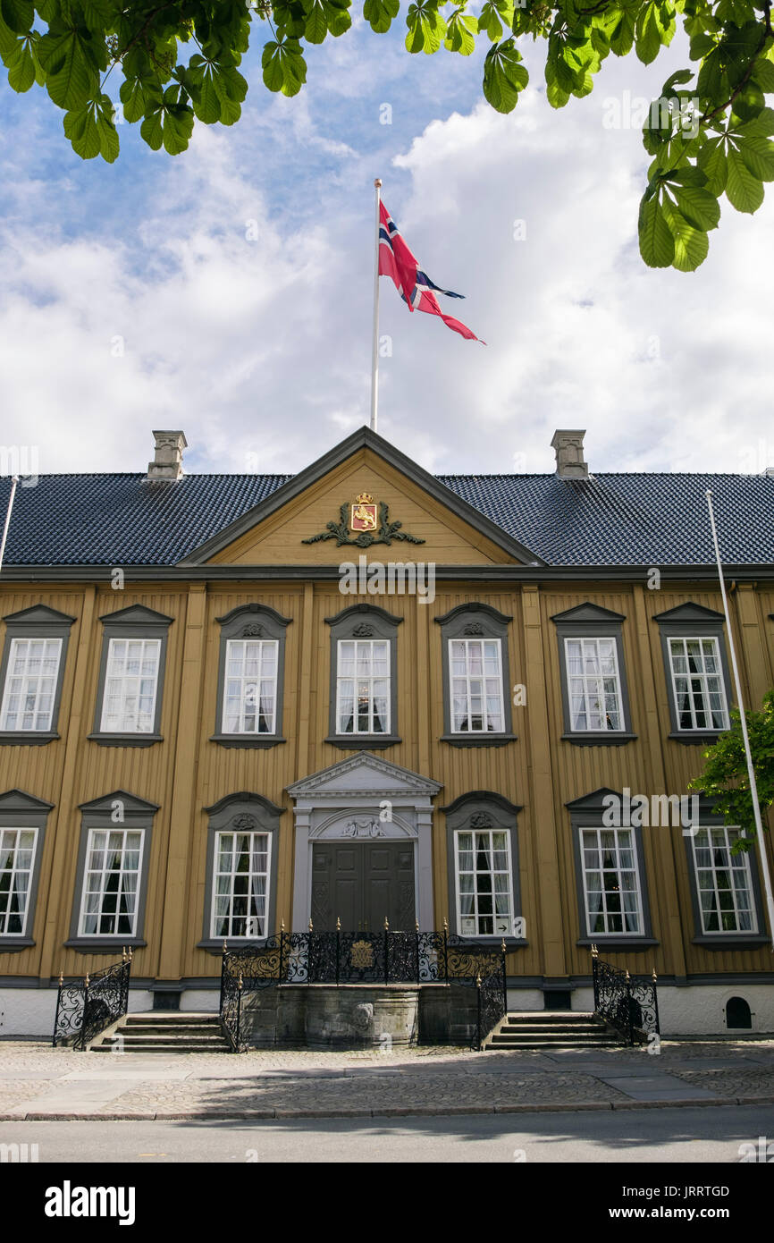 18th century Stiftsgarden Royal Residence palace building with Norwegian flag flying. Munkegaten, Trondheim, Sør-Trøndelag, Norway, Scandinavia Stock Photo