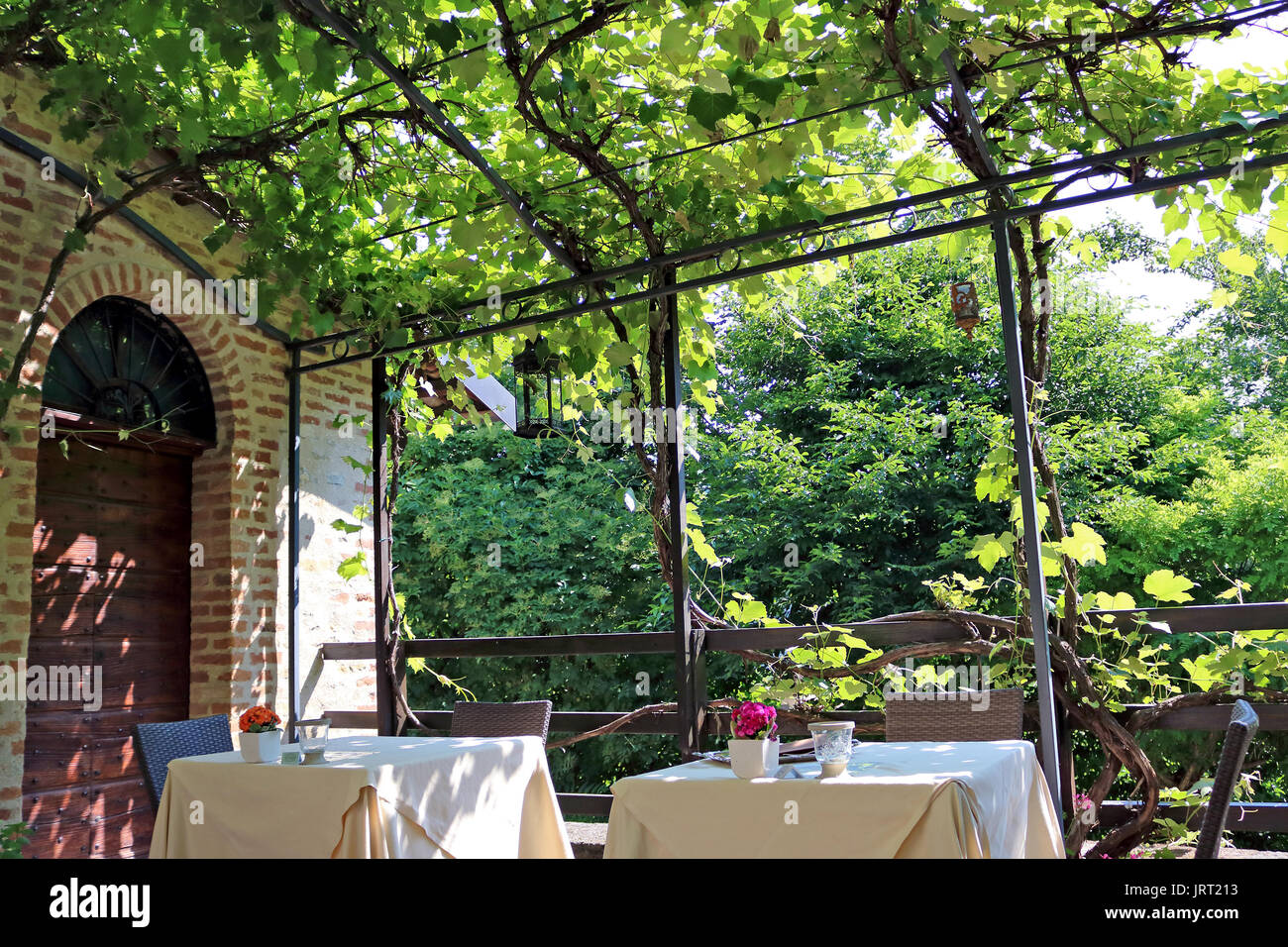 Italian dining in a garden setting Stock Photo