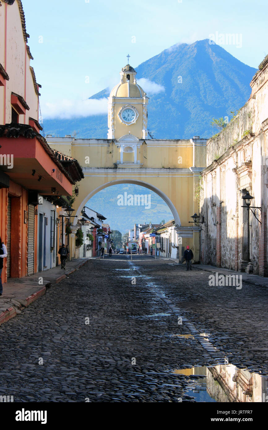 Calle del Arco, calle empedrada estilo colonial, con vista al fondo del volcán de agua, actualmente inactivo Stock Photo