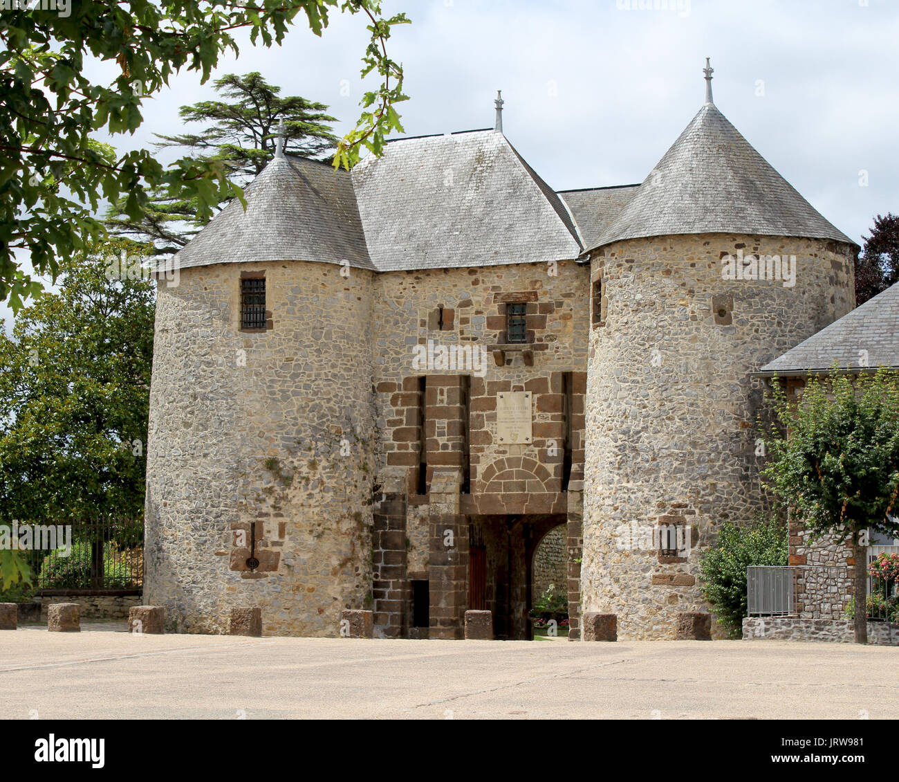 The medieval entrance gate to Fresnay Castle in Fresnay-sur-Sarthe in the Pays de Loire region of Western France. Stock Photo