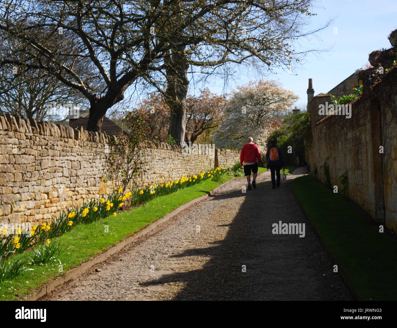 Walkers on the Cotswold Way through Broadway, Gloucestershire Stock