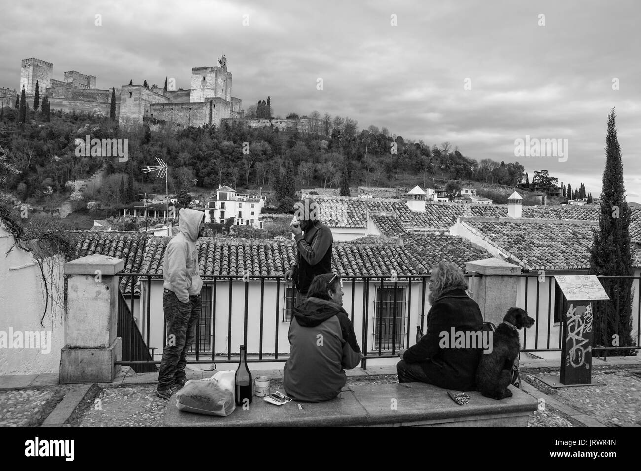 The Allhambra from Placeta Carvajales,  El Albaicín, Granada, Andalucia, Spain: vagabundos de Granada.  Black and white version Stock Photo