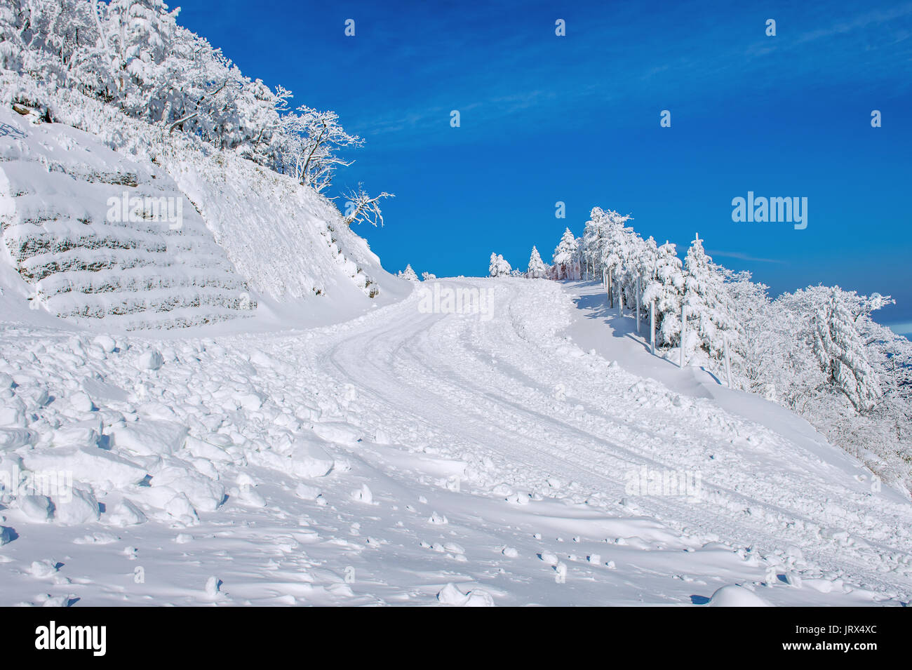 Empty winter road snow hi-res stock photography and images - Alamy