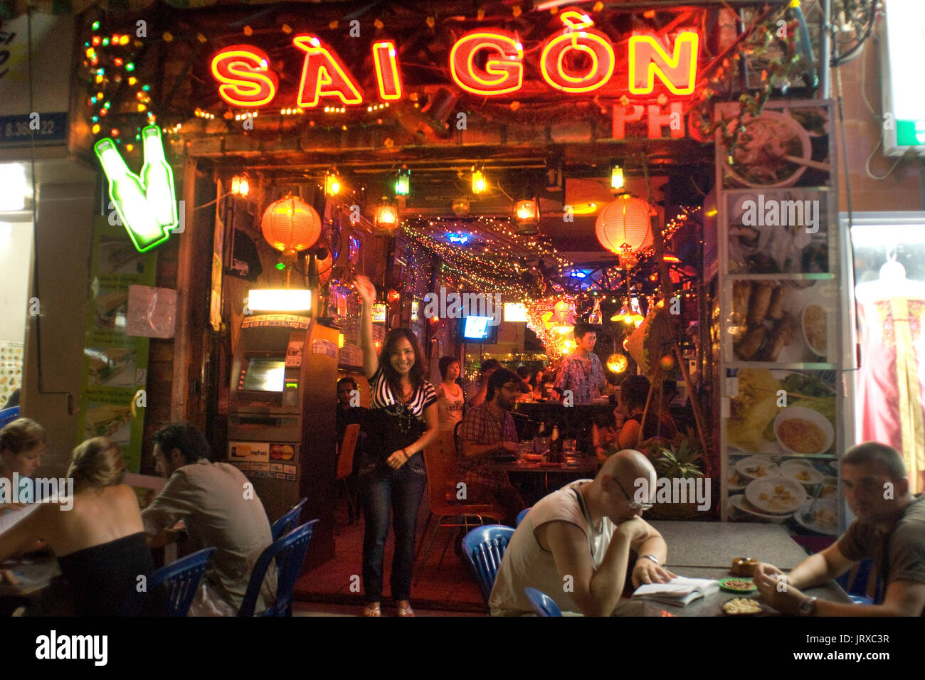 Đến với nhà hàng Bar Việt Nam ở Sài Gòn, bạn sẽ được trải nghiệm không gian cổ điển, ấm áp và thân thiện. Với thực đơn phong phú, đa dạng cùng thức uống ngon tuyệt vời, hứa hẹn đem đến cho bạn một trải nghiệm ẩm thực tuyệt vời.