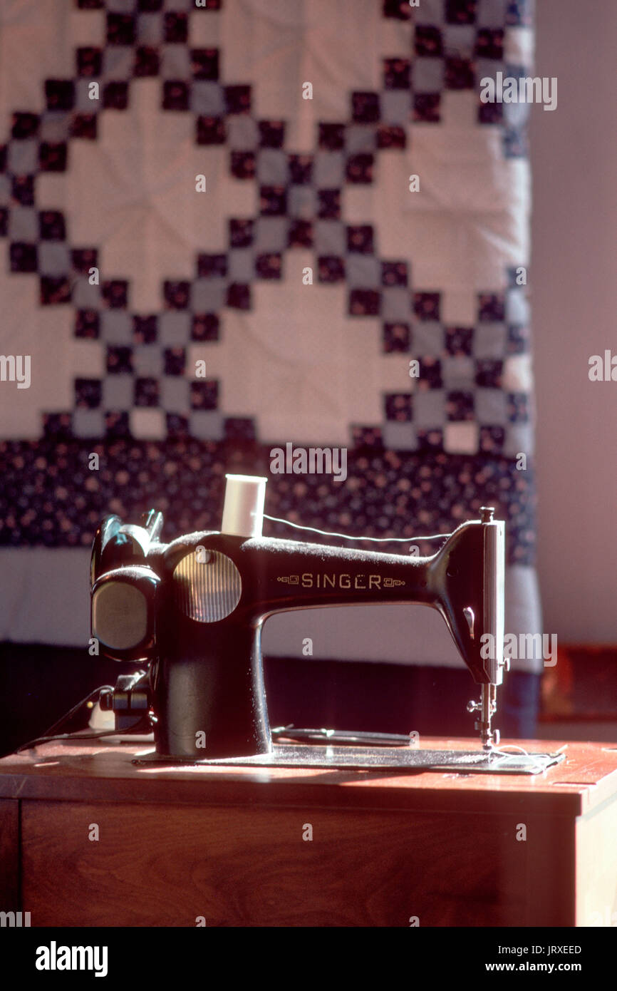 Singer antique sewing machine hires stock photography and images Alamy