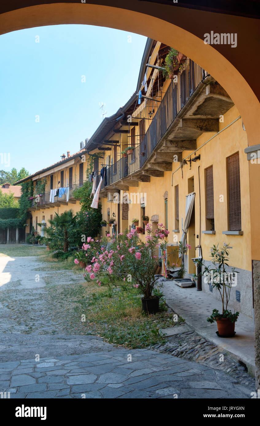 Lear Inzago Inzago (Milan, Lombardy, Italy): a typical old courtyard Stock Photo ...