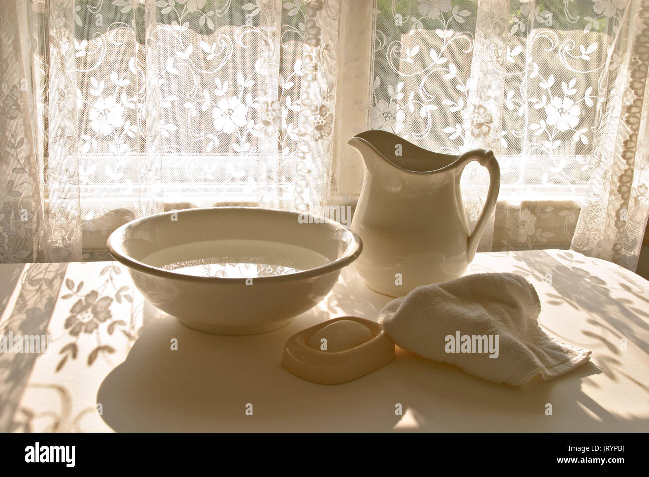 B0M1B3 Bowl and Pitcher. Image shot 2006. Exact date unknown. Stock Photo