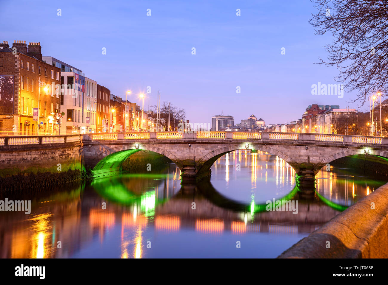 Hapenny bridge reflection liffey hapenny hi-res stock photography and ...