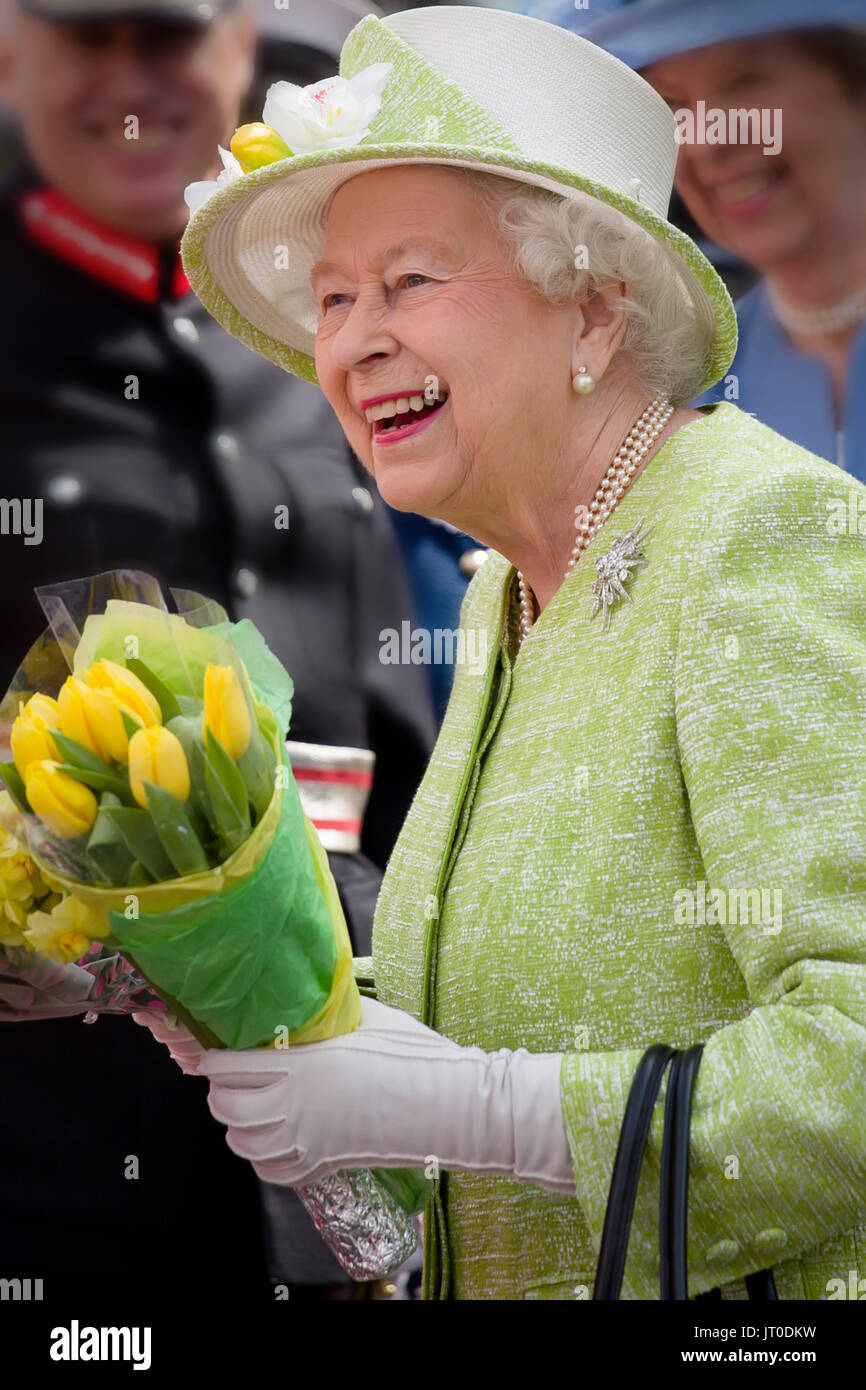 Her Majesty, Queen Elizabeth II, laughing with well wishers who gathered at Windsor Castle to celebrate the Monarch's 90th Birthday, 21st April 2016 Stock Photo