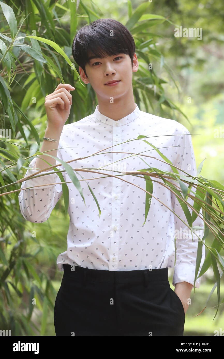 S. Korean boy group Astro Cha Eun-woo, a member of South Korean boy group  Astro, poses for a photo before an interview in Seoul on Aug. 5, 2017.  (Yonhap)/2017-08-07 14:00:21/ < 1980-2017