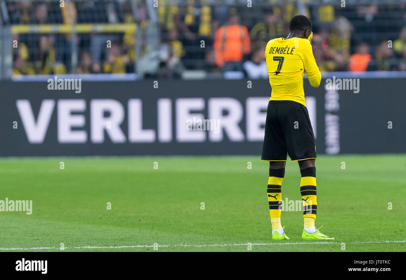 Dortmund, Germany. 05th Aug, 2017. Dortmund's Ousmane Dembele stands disappointed on the pitch and wipes the sweath off his face during the DFL-Supercup match between Borussia Dortmund and Bayern Muenchen in the Signal Iduna Park in Dortmund, Germany, 05 August 2017. Final score: 6-7 after after penalties. In the backrground 'VERLIEREN' (lit. losing) can be read. Photo: Guido Kirchner/dpa/Alamy Live News Stock Photo