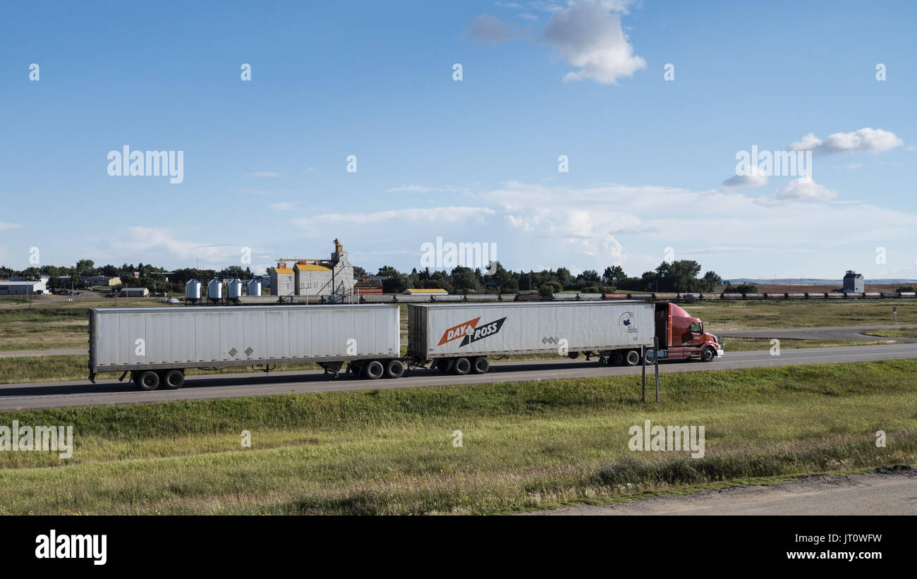 Gull Lake, Saskatchewan, Canada. 26th Aug, 2016. A long-haul transport truck belonging to Day & Ross Freight travels along the Trans-Canada Highway at Gull Lake, Saskatchewan. The Canadian freight company is part of the Day & Ross Transportation Group, a wholly owned subsidiary of McCain Foods Ltd. Credit: Bayne Stanley/ZUMA Wire/Alamy Live News Stock Photo