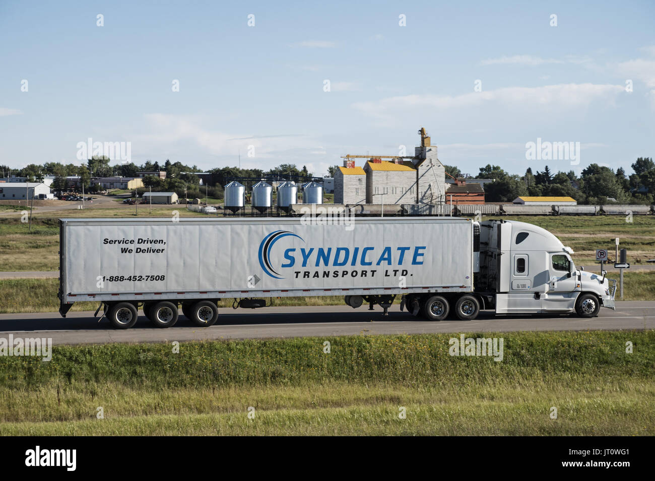 Gull Lake, Saskatchewan, Canada. 26th Aug, 2016. A long-haul transport truck belonging to Syndicate Transport Ltd. travels along the Trans-Canada Highway at Gull Lake, Saskatchewan. The Western Canadian transport company specializes in grocery and retail industries; its headquarters are located in Rocky View County, near Calgary, Alberta. Credit: Bayne Stanley/ZUMA Wire/Alamy Live News Stock Photo