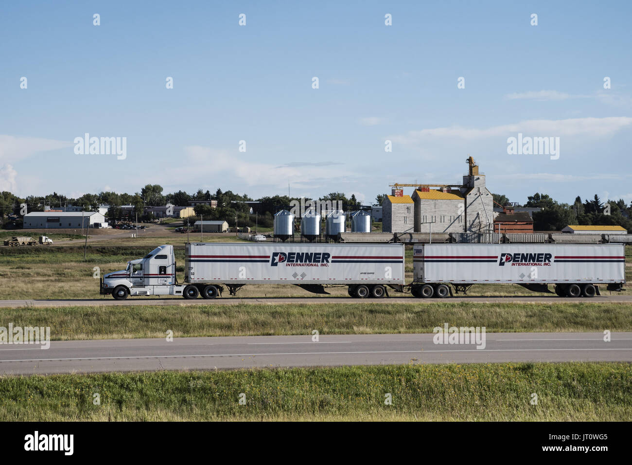 Gull Lake, Saskatchewan, Canada. 26th Aug, 2016. A long-haul transport truck belonging to Penner International Inc.travels along the Trans-Canada Highway at Gull Lake, Saskatchewan. The Canadian domestic and transborder road carrier company's head office is located in Steinbach, Manitoba; the company also has terminal facilities in Ontario, Alberta and British Columbia. Credit: Bayne Stanley/ZUMA Wire/Alamy Live News Stock Photo