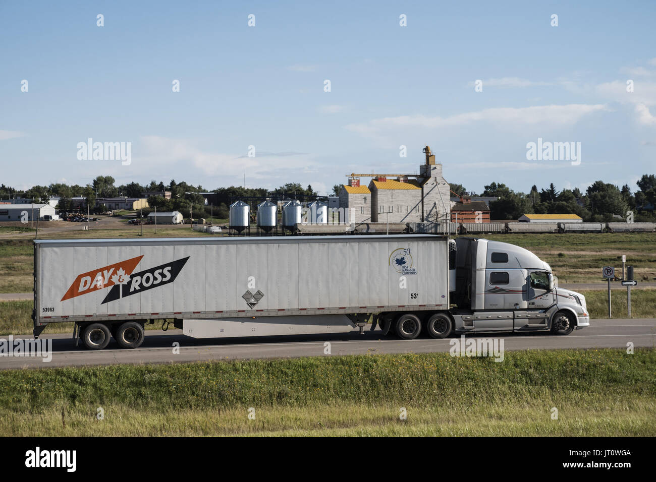 Gull Lake, Saskatchewan, Canada. 26th Aug, 2016. A long-haul transport truck belonging to Day & Ross Freight travels along the Trans-Canada Highway at Gull Lake, Saskatchewan. The Canadian freight company is part of the Day & Ross Transportation Group, a wholly owned subsidiary of McCain Foods Ltd. Credit: Bayne Stanley/ZUMA Wire/Alamy Live News Stock Photo