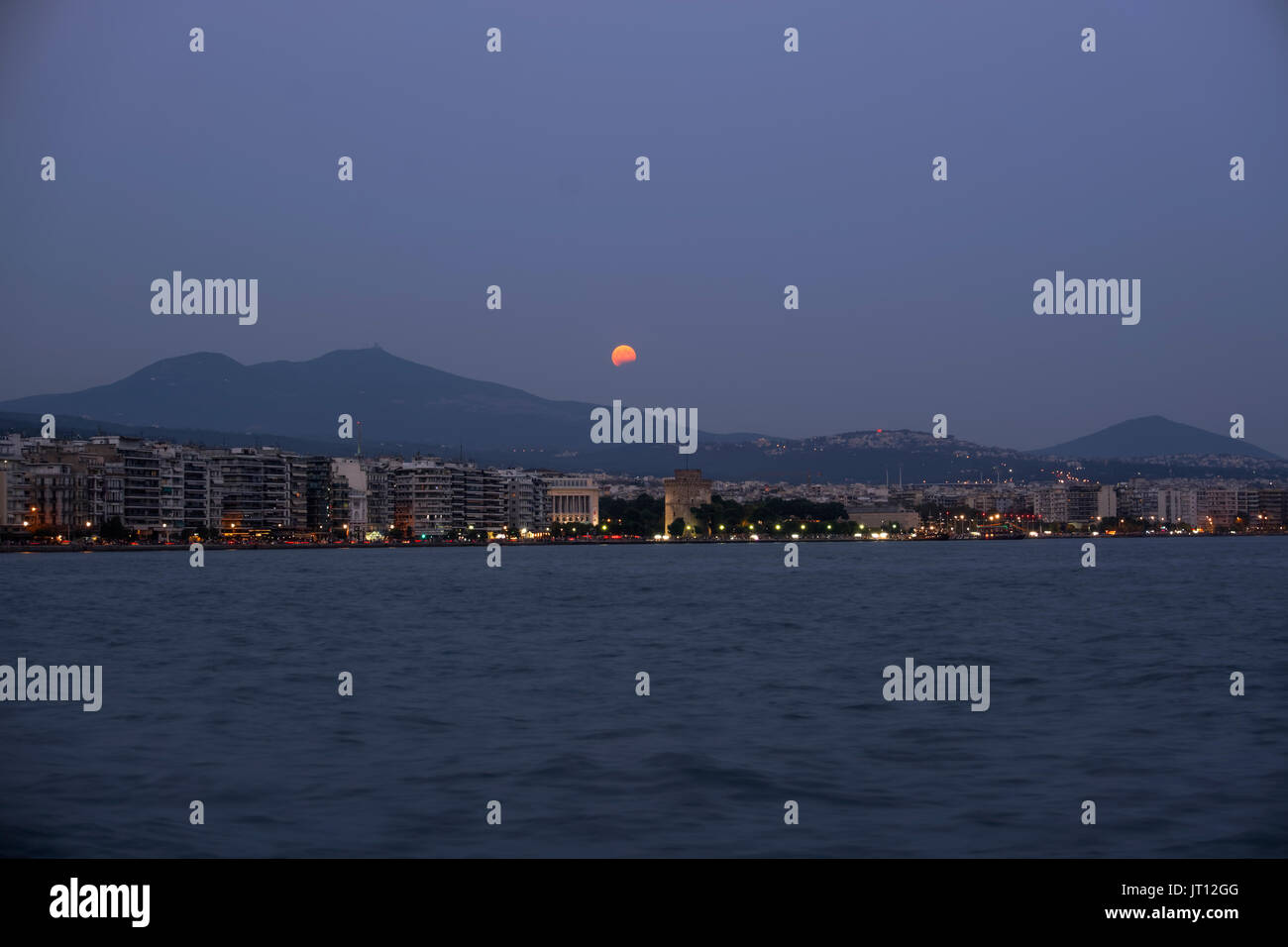 Thessaloniki, Greece. 07th Aug, 2017. August full moon rising over White Tower Thessaloniki, Greece. Credit: bestravelvideo/Alamy Live News Stock Photo