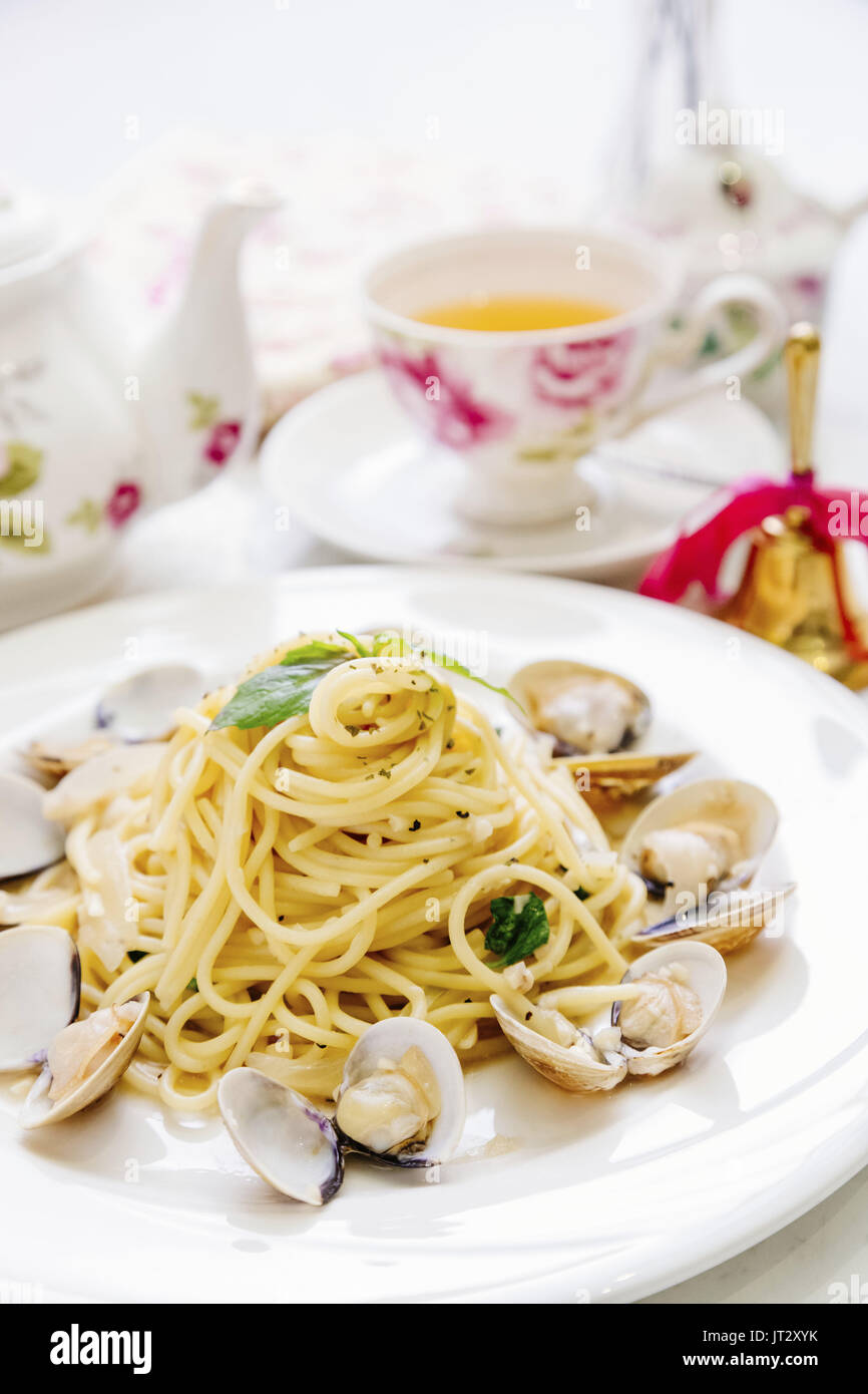 White wine clams pasta Stock Photo Alamy