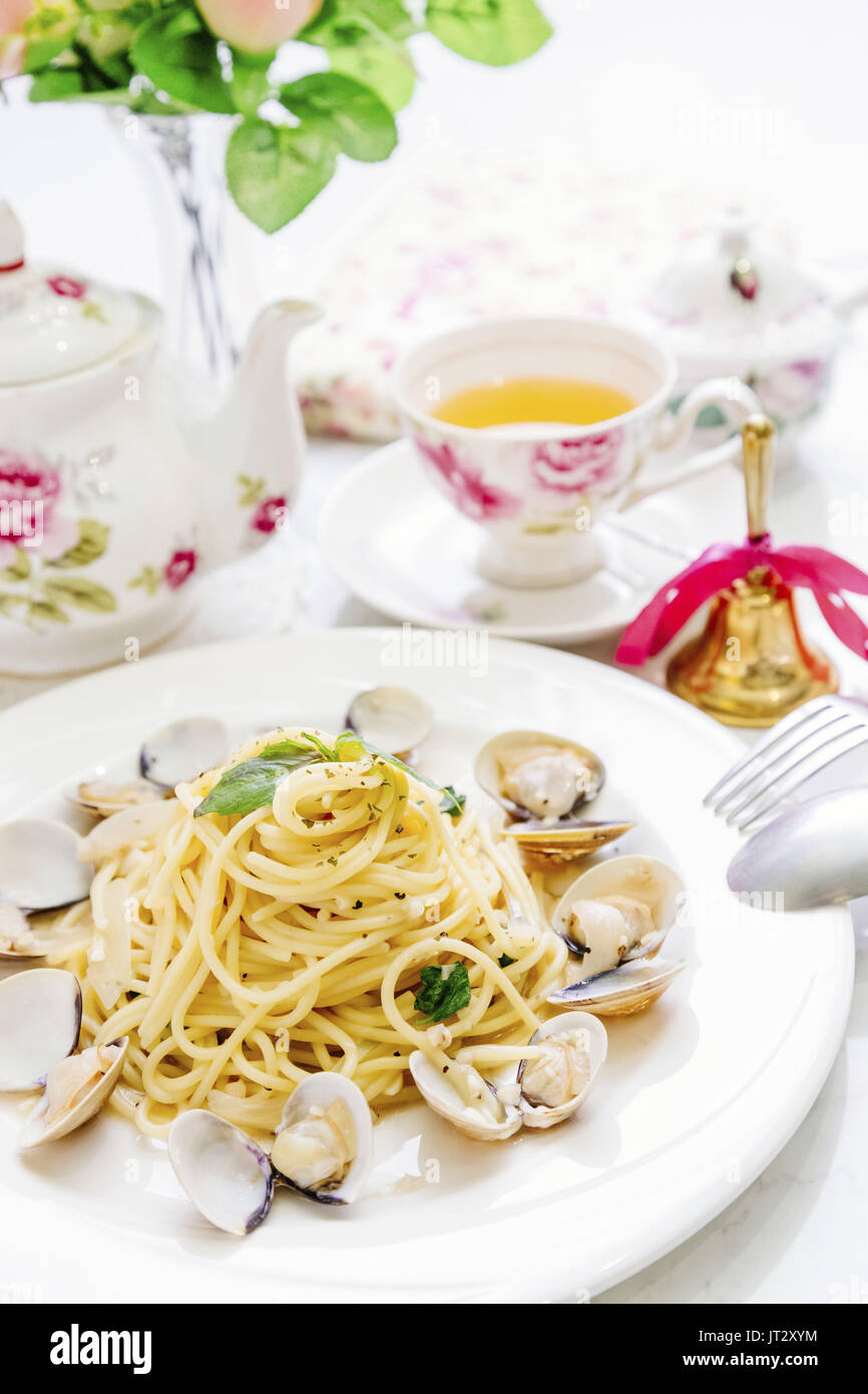White wine clams pasta Stock Photo Alamy