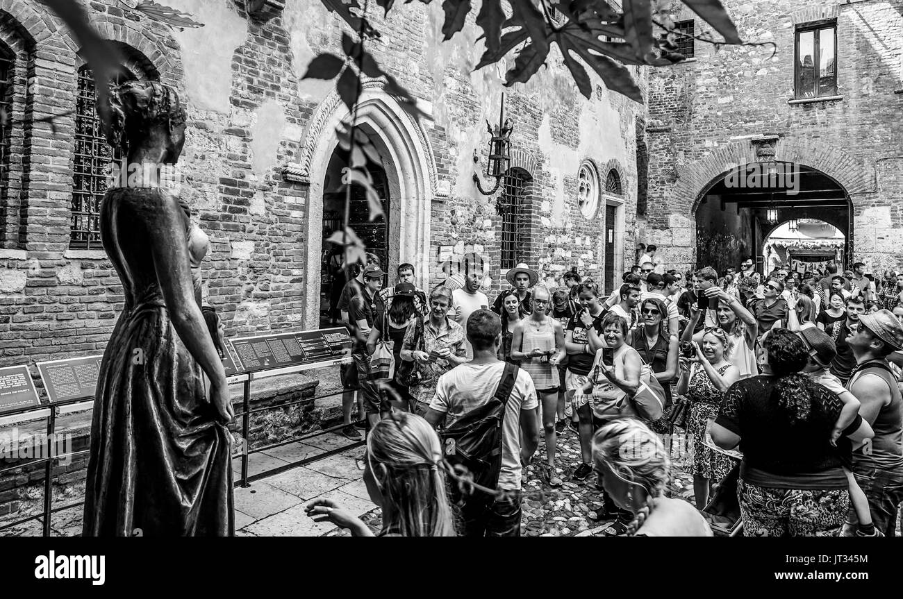 Statue of Juliet in Verona - Casa di Giulietta - VERONA, ITALY - JUNE ...