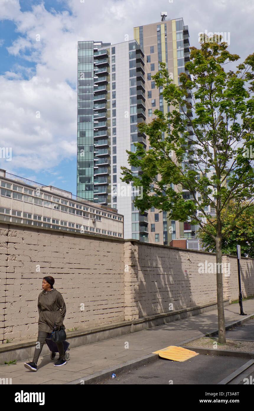 Woodberry Down housing estate in Hackney with mixture of affordable ...