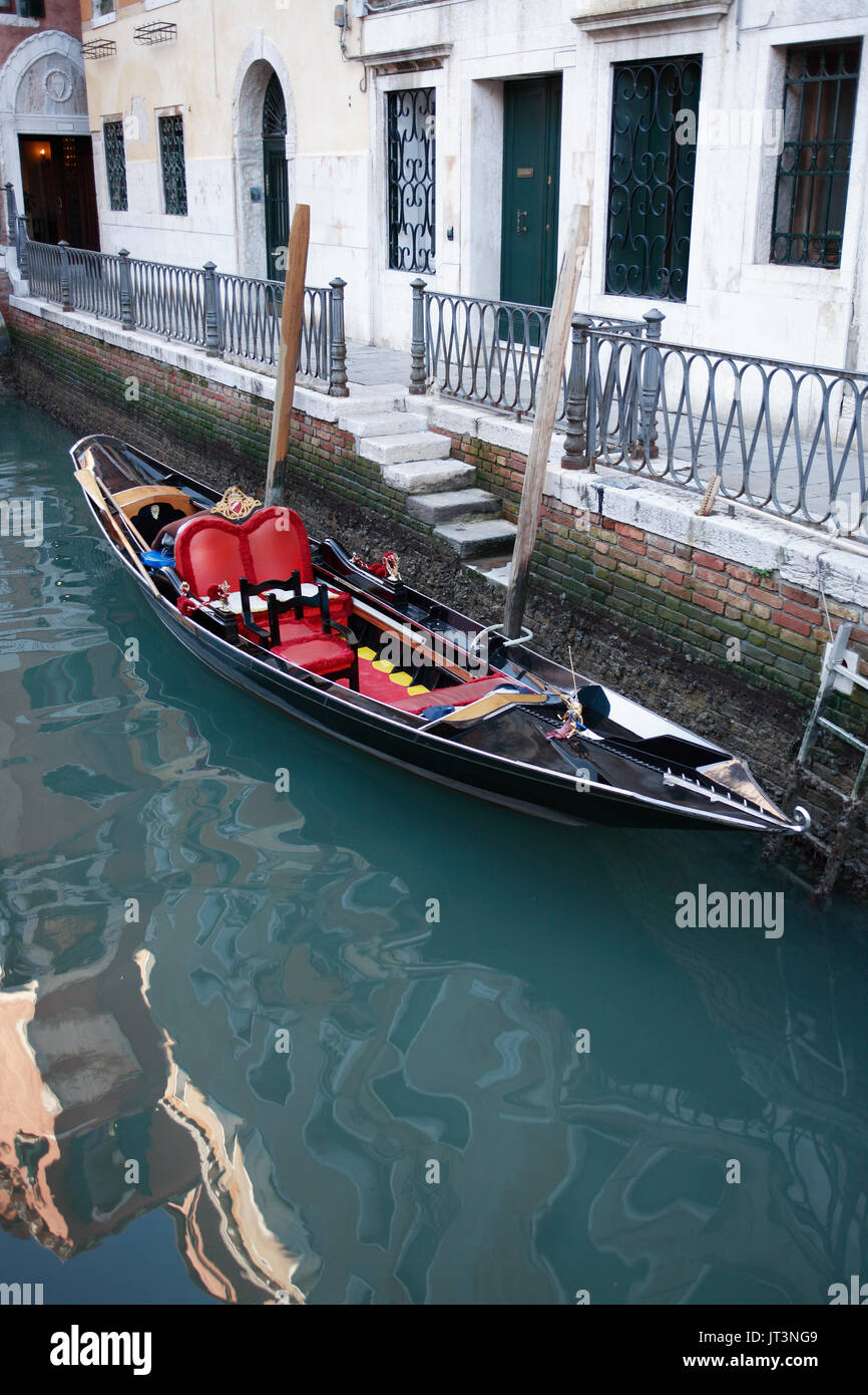 Empty gondola hi-res stock photography and images - Alamy