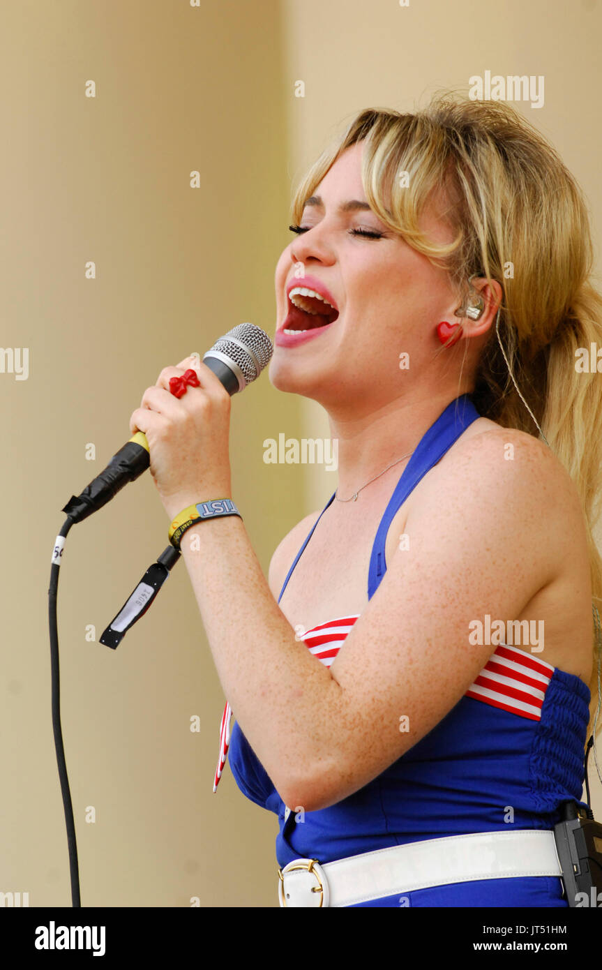 Singer duffy hi-res stock photography and images - Alamy