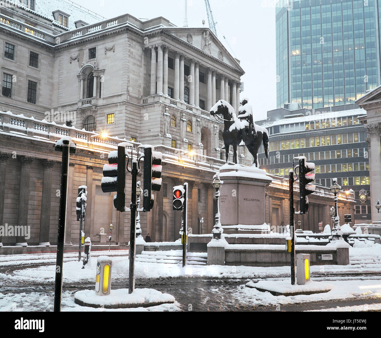 Bank of england interest rate cut hi-res stock photography and images ...