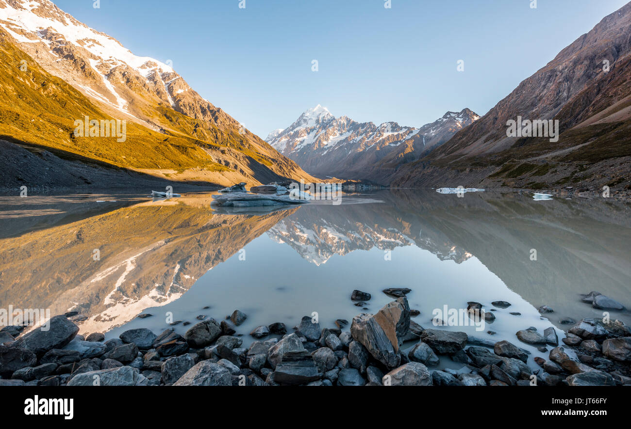 Sunrise, reflection in Hooker Lake, Mount Cook illuminated by morning sun, Mount Cook National Park, Southern Alps Stock Photo