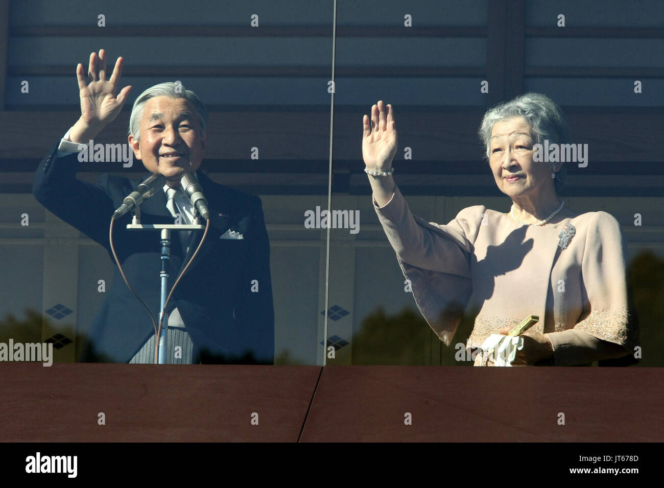 Japan, Tokyo: Emperor Akihito and Empress Michiko greeting the crowd who came for the 77th birthday of Emperor Akihito (2010/12/23) Stock Photo