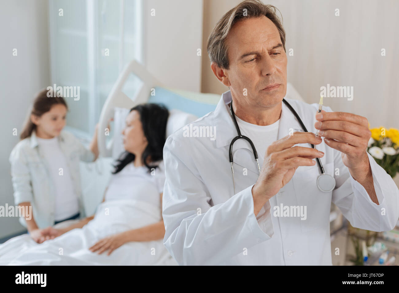 Doctor preparing injection child hi-res stock photography and images ...