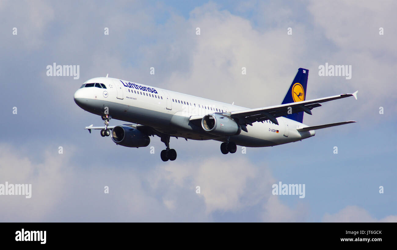 FRANKFURT, GERMANY - FEB 28th, 2015: A Lufthansa Airbus A321-200 - MSN 6415 - D-AIDW - lands at Frankfurt International Airport FRA with cloudy sky in the background Stock Photo