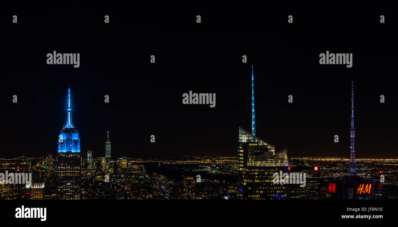 A night view of the New York skyline. The Empire State Building is in ...
