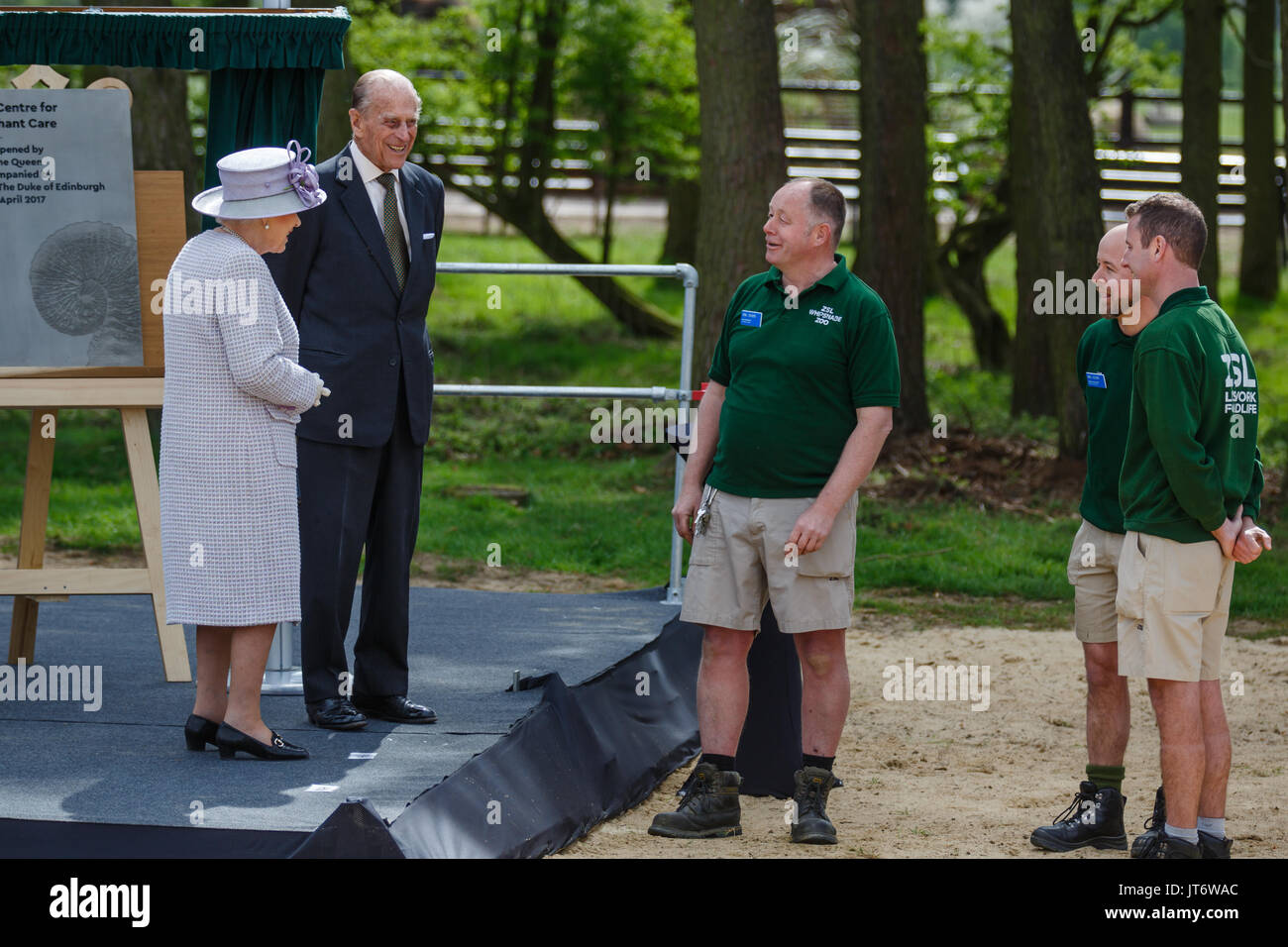 Her Majesty Queen Elizabeth II and HRH Prince Philip, meet the zookeepers who look after the Elephants at ZSL Whipsnade Zoo Stock Photo