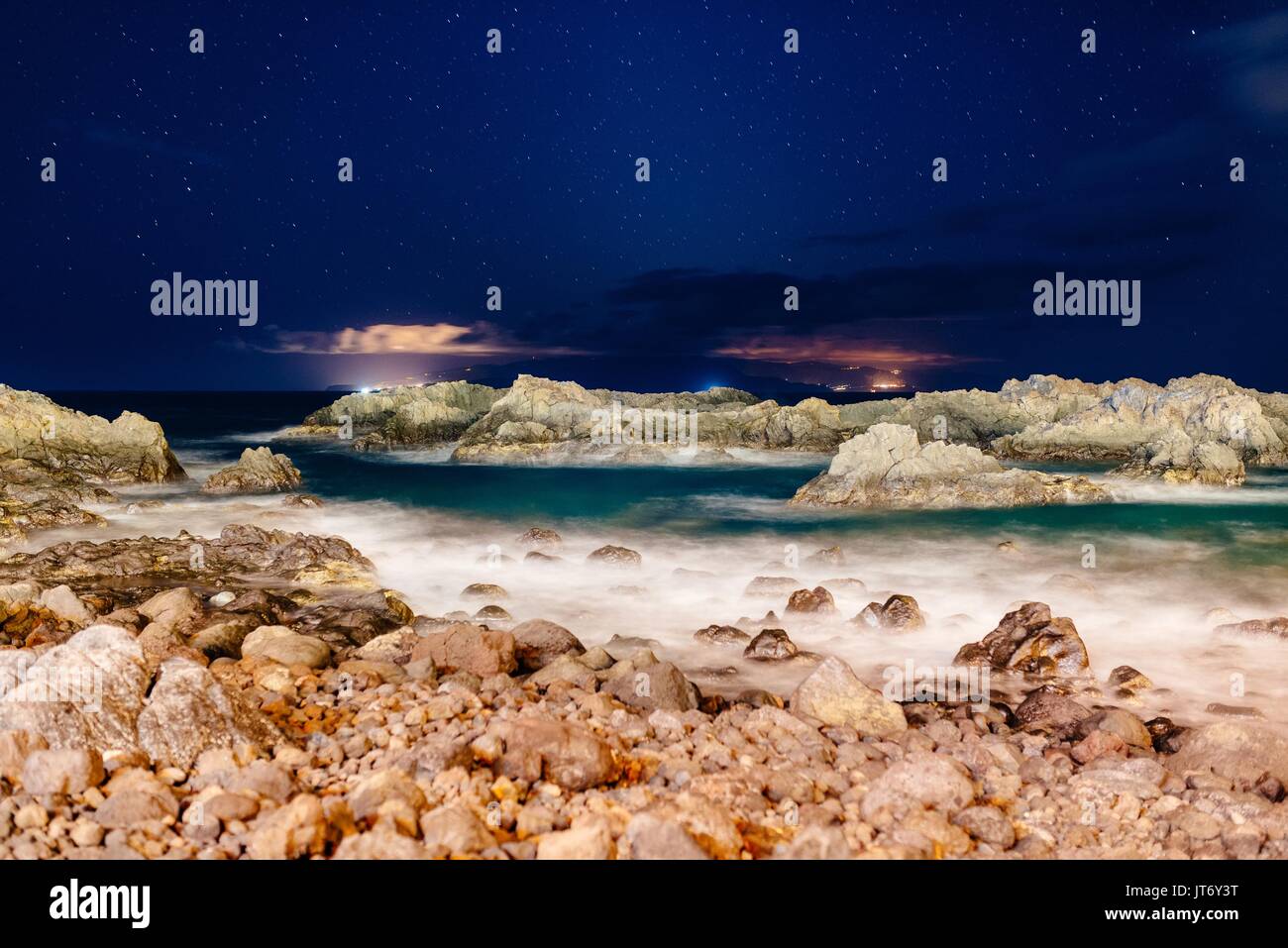 Ocean Rocks Night Starry night on the ocean hi-res stock photography and images - Alamy