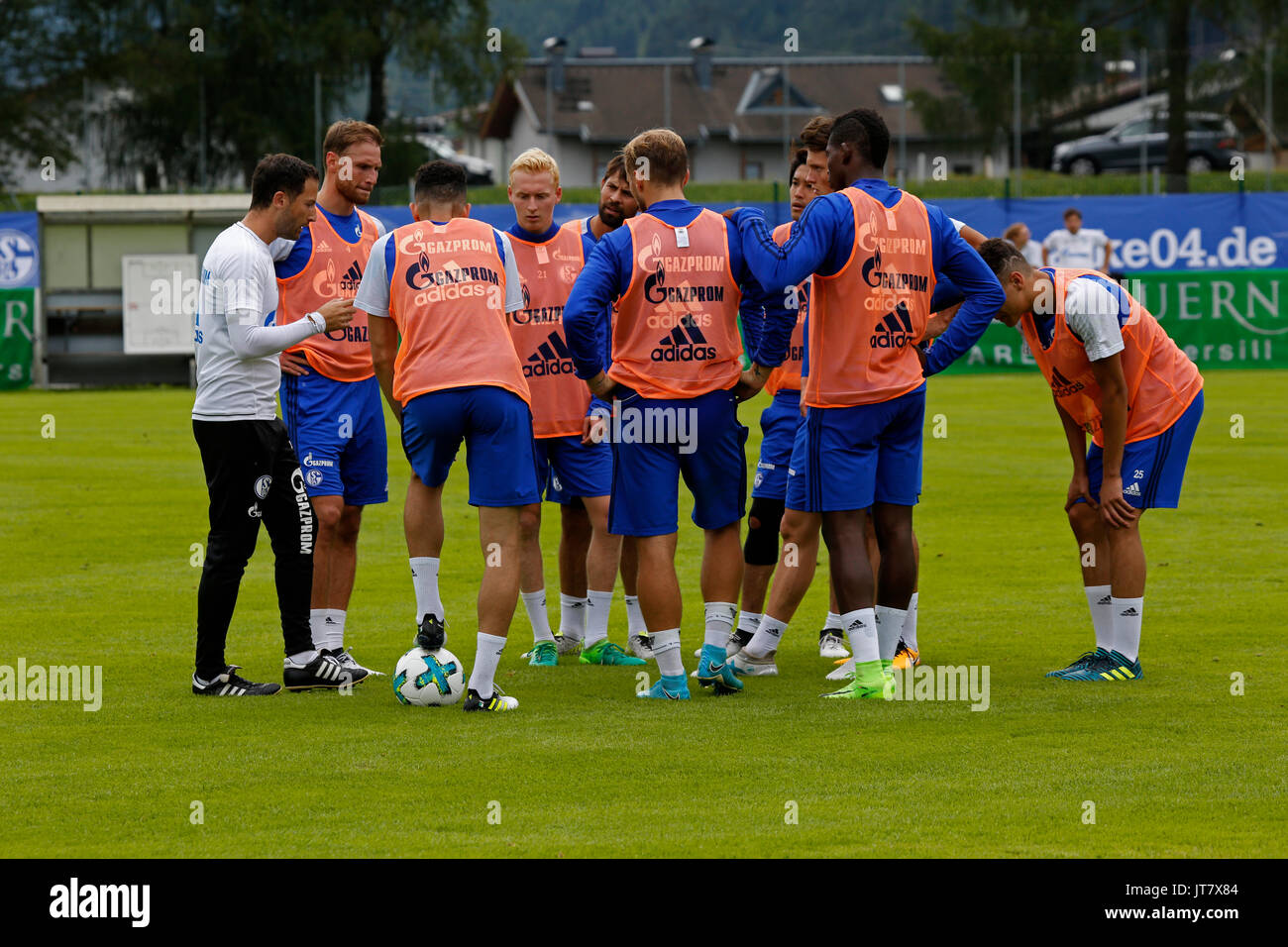 Domenico Tedesco gives definite instructions to the team - 28.07.2017, Soccer camp in Mittersill / Austria Stock Photo