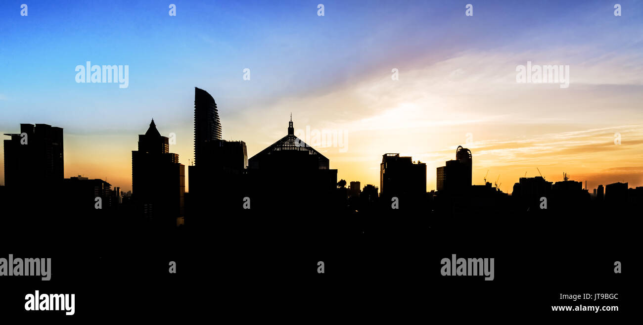 Tall street light silhouette hi-res stock photography and images - Alamy