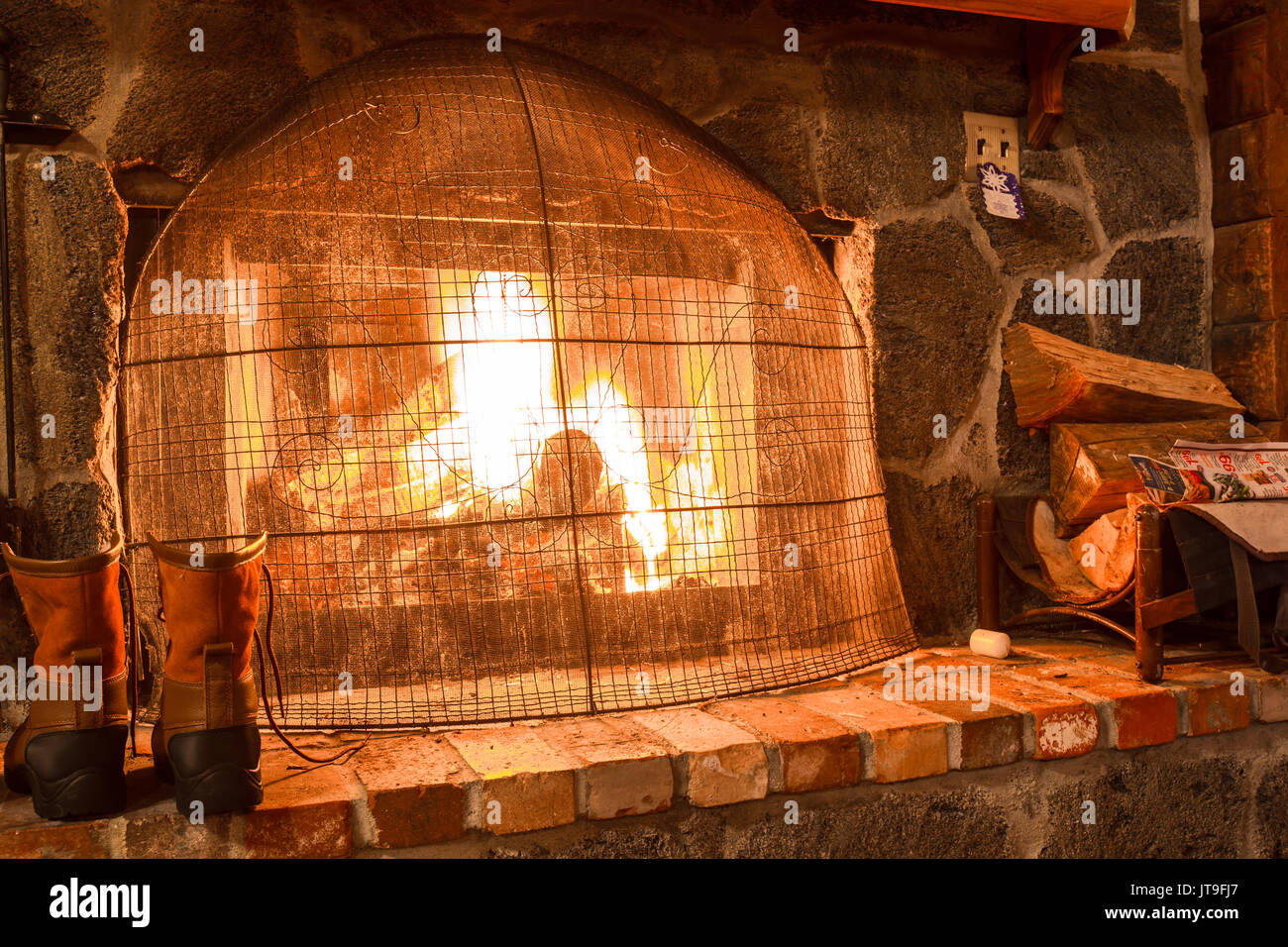 Log cabin christmas interior hi-res stock photography and images - Alamy