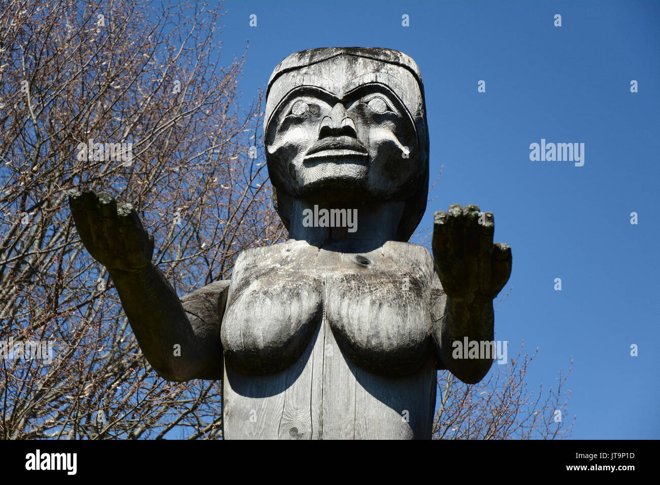 A Nuu-chah-nulth First Nation wood carving and statue of an indigenous woman in Port Alberni, Vancouver Island, British Columbia, Canada. Stock Photo