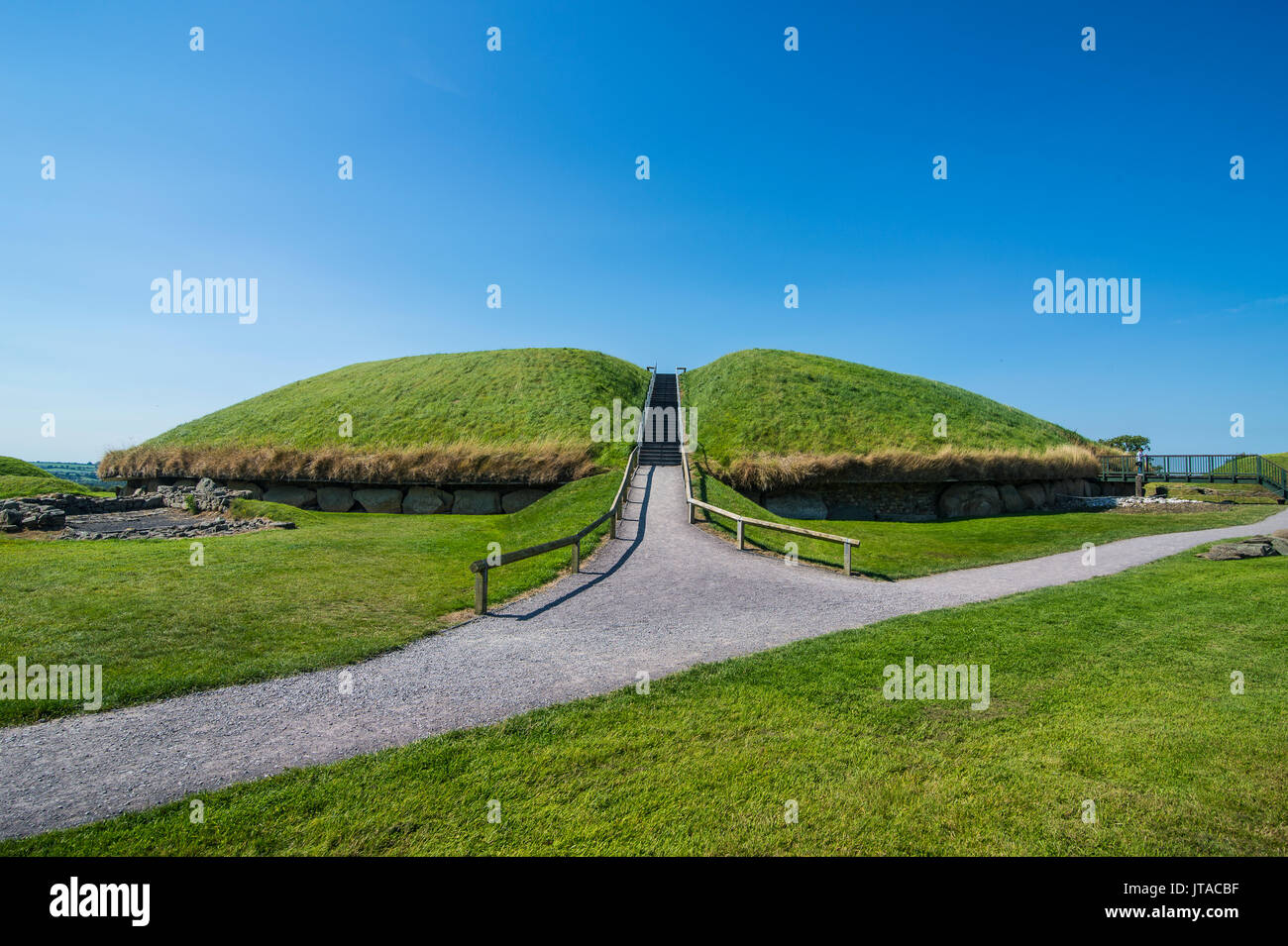 Knowth, Neolithic passage grave, UNESCO, prehistoric Bru na Boinne, Valley of the River Boyne, County Meath, Leinster, Ireland Stock Photo