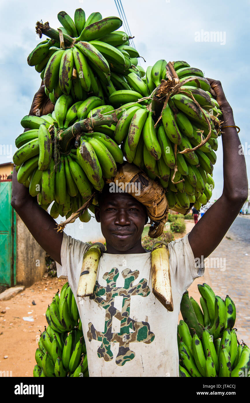 Man carrying lots of bananas on his head, Bujumbura, Burundi, Africa Stock Photo