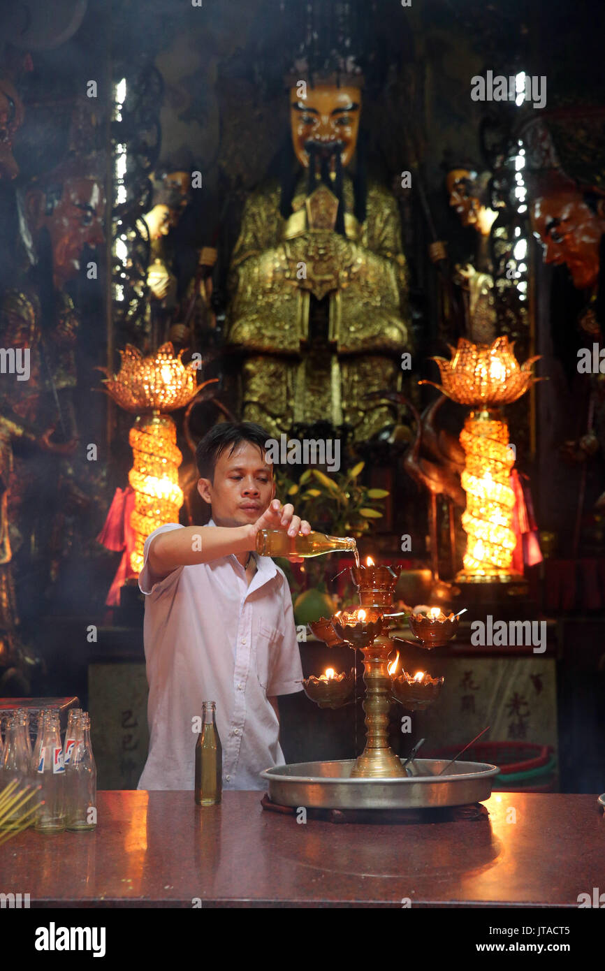 Buddhist worshipper, Taoist temple, Jade Emperor pagoda (Chua Phuoc Hai), Ho Chi Minh City, Vietnam, Indochina, Southeast Asia Stock Photo