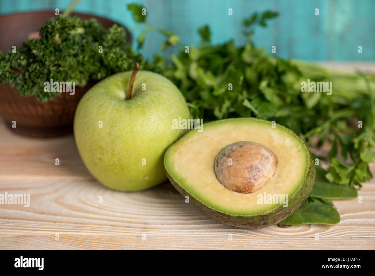 смузи шпинат авокадо яблоко. детокс смузи с авокадо и огурцом. яблоко и авокадо. сельдерей киви яблоко. яблоки и картофель.