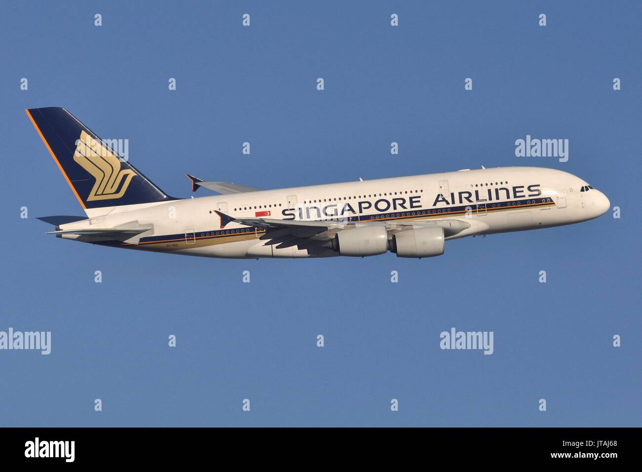 Singapore airlines a380 800 hi-res stock photography and images