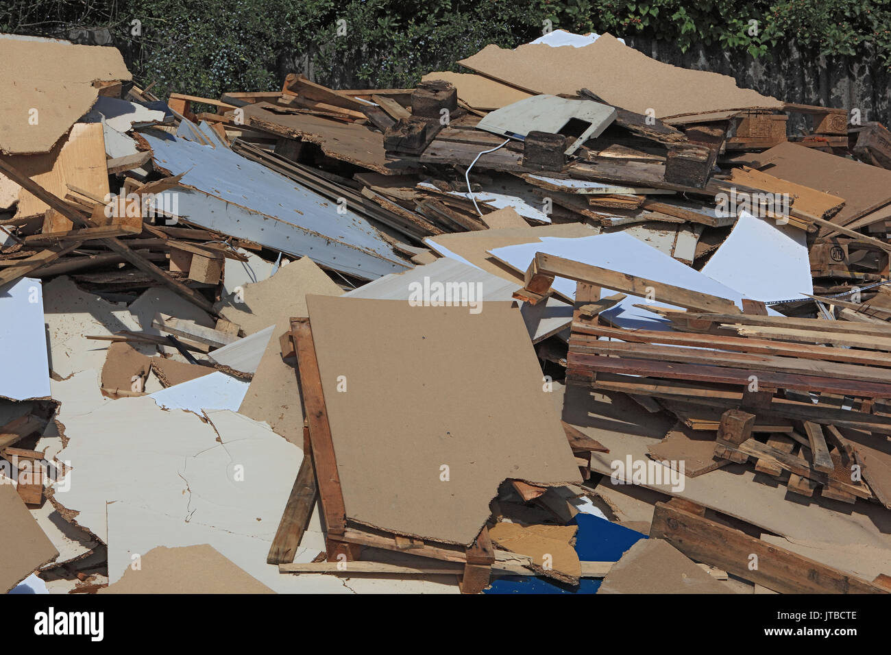 Rubbish, ignitable waste wood and chip records, in a disposal company, Abfall, brennbare Holzabfaelle und Spanplatten, in einem Entsorgungsbetrieb Stock Photo