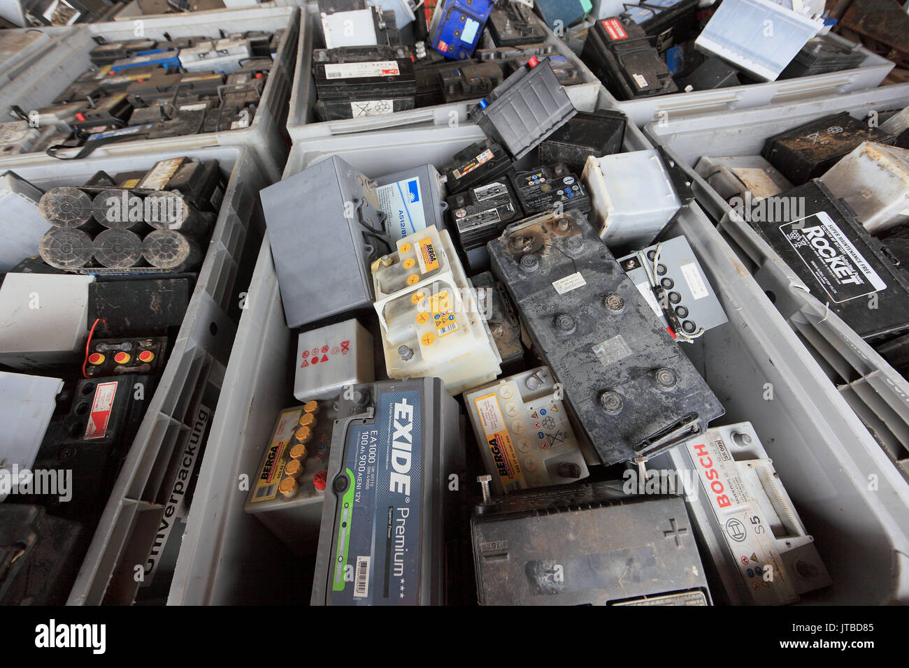 Recycling company, Recyling of old autobatteries, stock, Recyclingbetrieb,  Recyling von alten Autobatterien, Lager Stock Photo - Alamy