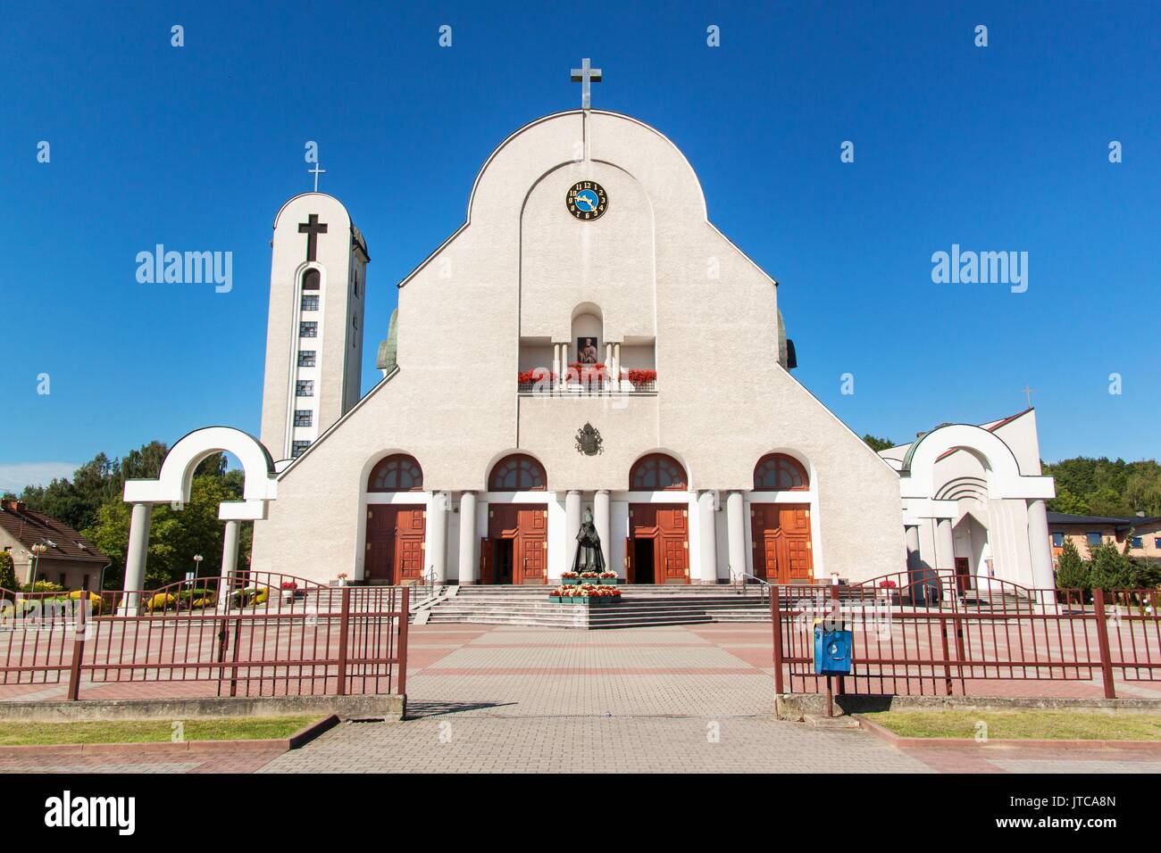 WADOWICE, POLAND, August 5, 2017: Wadowice is the place of birth of Pope  John Paul II. Church of St. Peter the Apostle. Statue of the Pope John Paul  I Stock Photo - Alamy