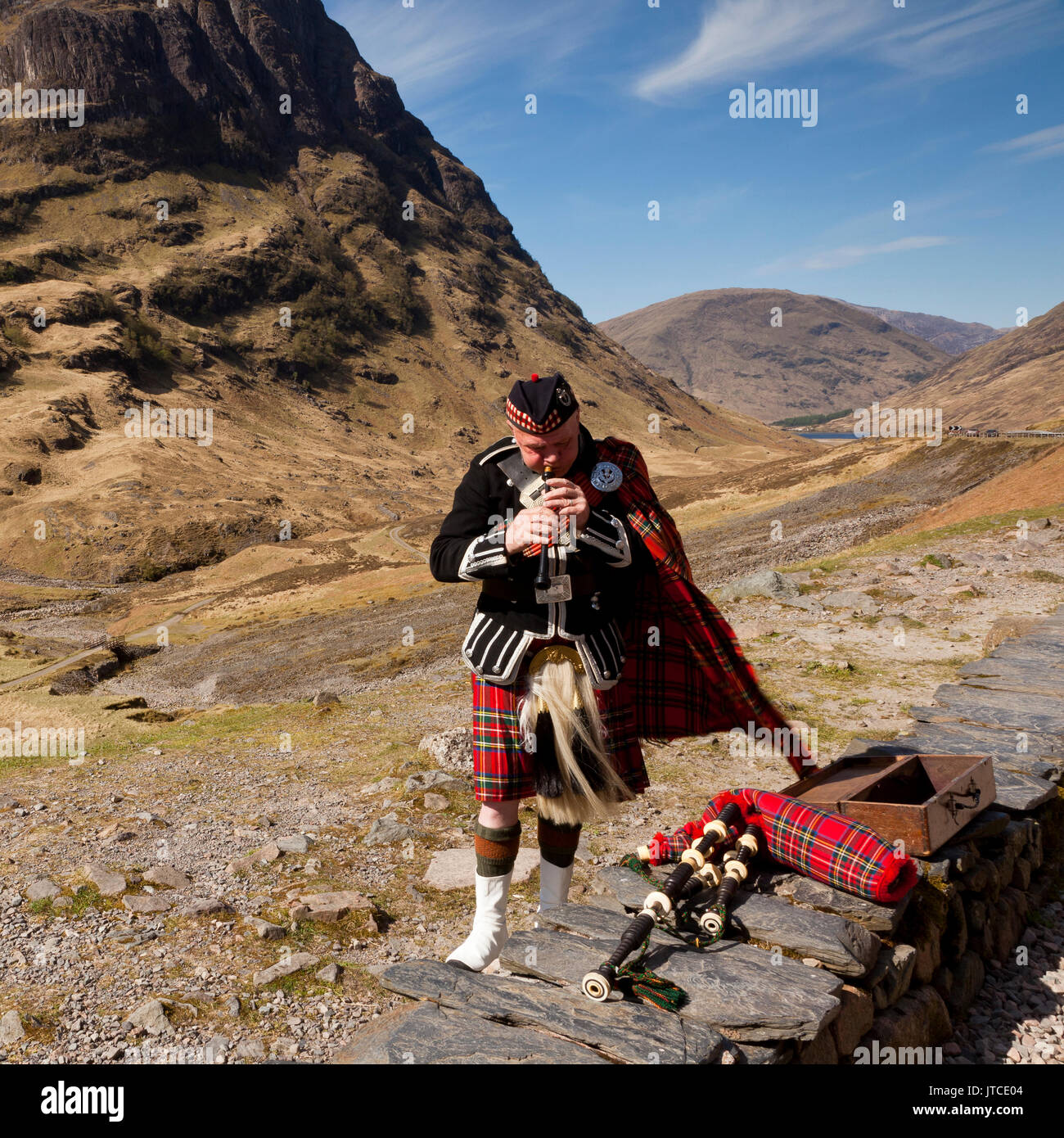 Scottish piper highlands scotland hi-res stock photography and images ...