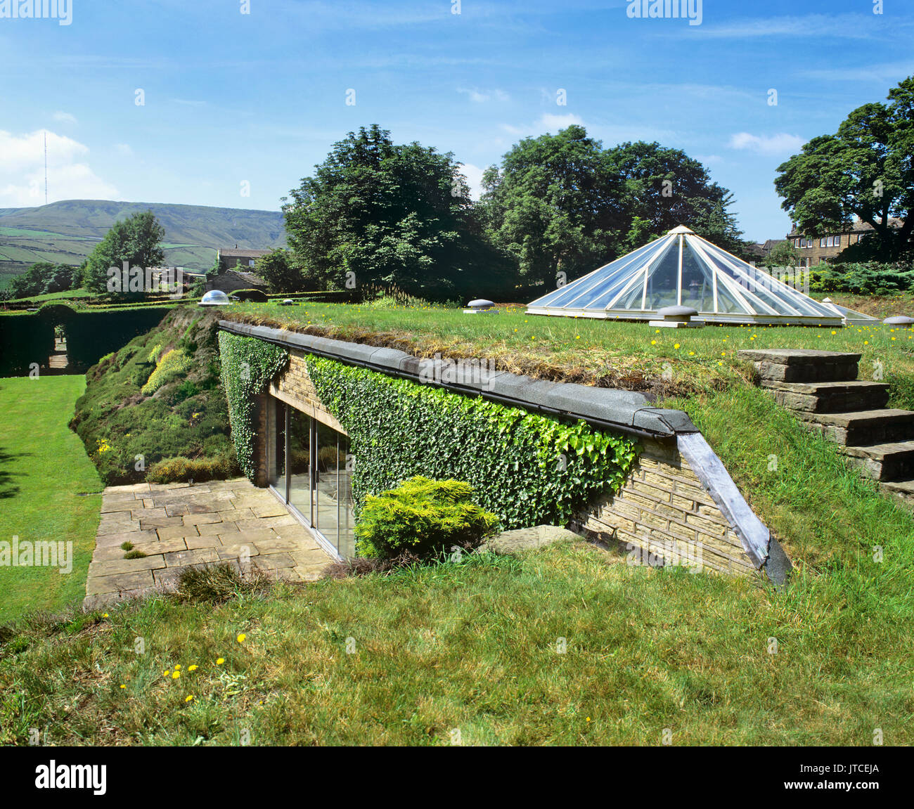 'Underhill': the first modern earth-sheltered house in Britain (1975) - the self-designed home of architect Arthur Quarmby, near Holmfirth, Yorkshire. Stock Photo