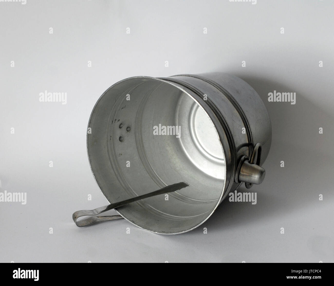 Vintage metal ice bucket or cooler with clamp Stock Photo Alamy